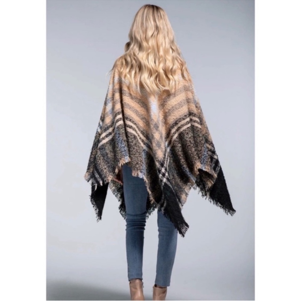 🍁New RUGGINE New York Soft Boucle Yarn
Turtleneck Fall Poncho🍁 - Picture 4 of 7